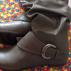 Women's boots SZ10 normal used once no tear gray